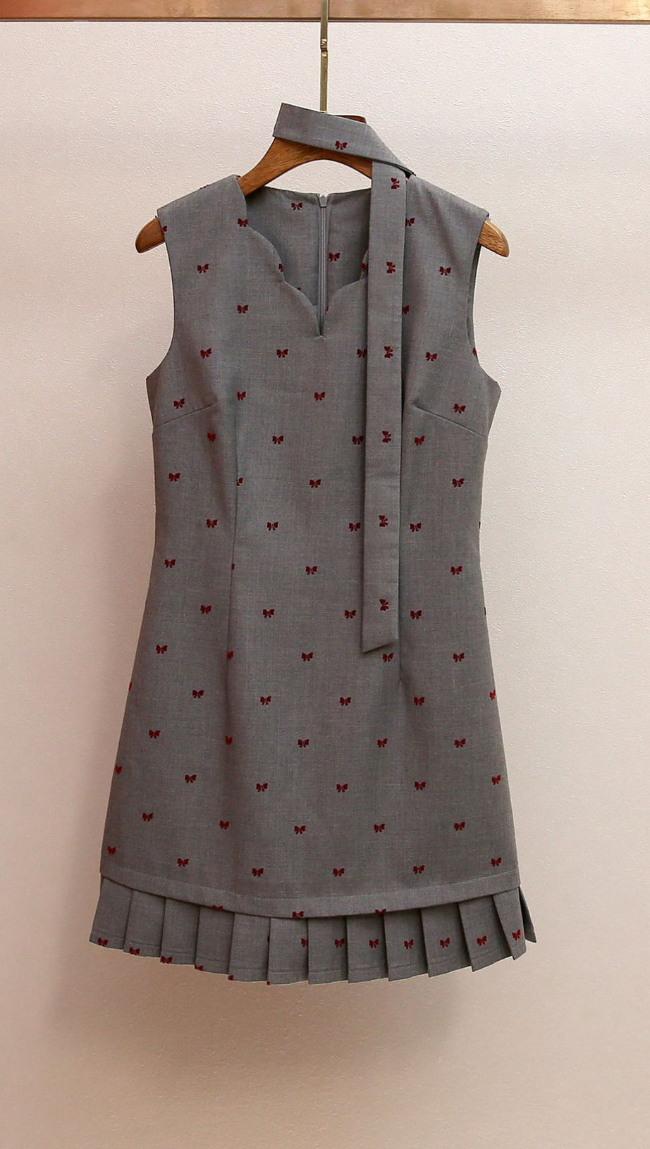 HARUYE PLAYFUL BOW PRINT SLEEVELESS MINI DRESS | SCALLOPED V-NECK & PLEATED HEM