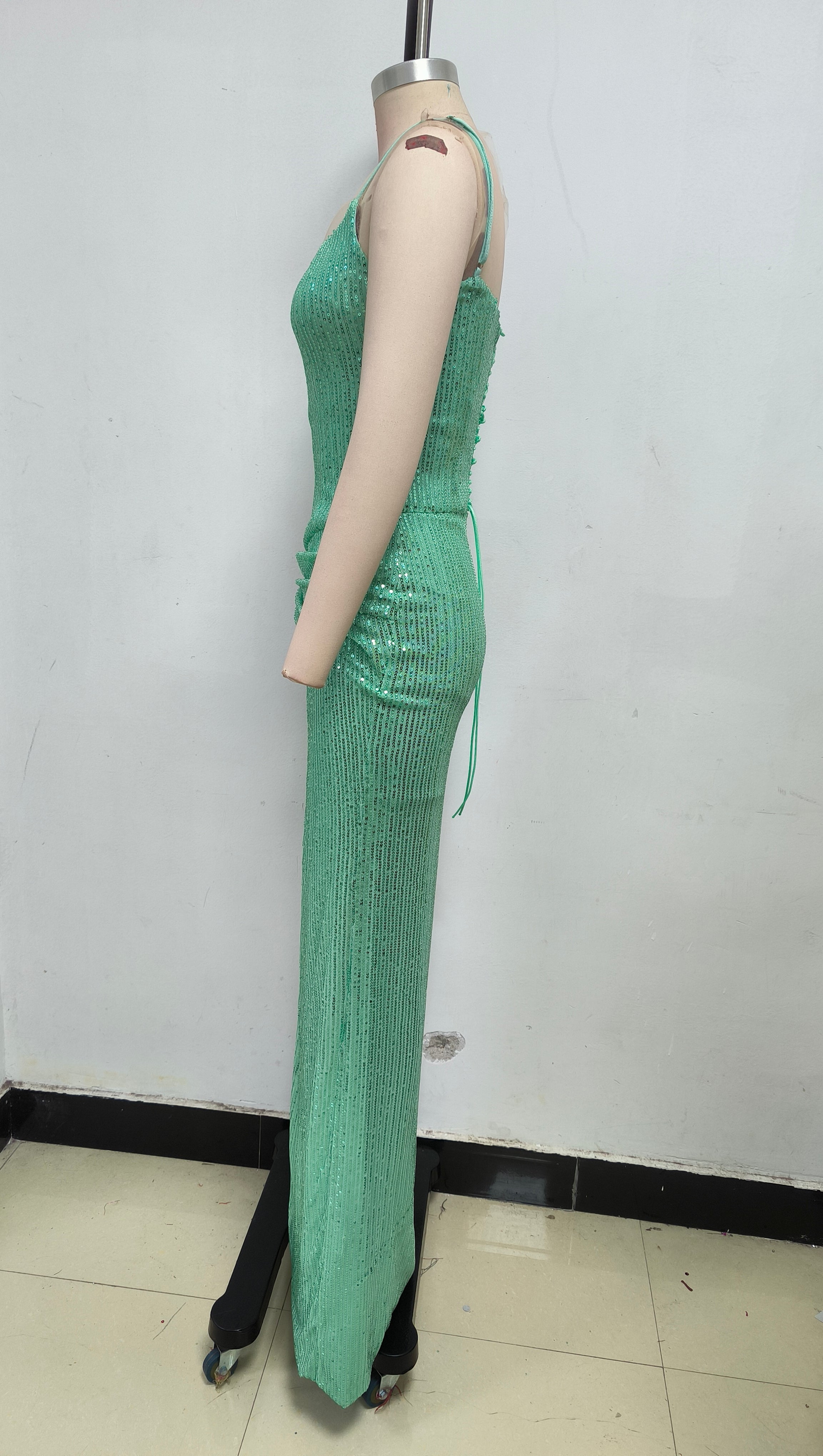 Glitzerndes, Paillettenbesetztes, gedrehtes, gerüschtes, hochgeschlitztes Unterkleid für den Abend