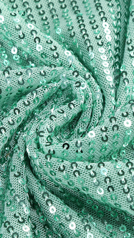 Glitzerndes, Paillettenbesetztes, gedrehtes, gerüschtes, hochgeschlitztes Unterkleid für den Abend