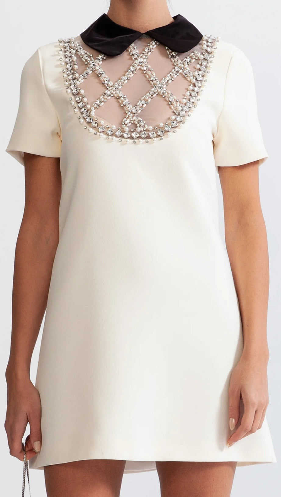 DRESS WITH CONTRASTING COLLAR AND JEWELRY DETAILS