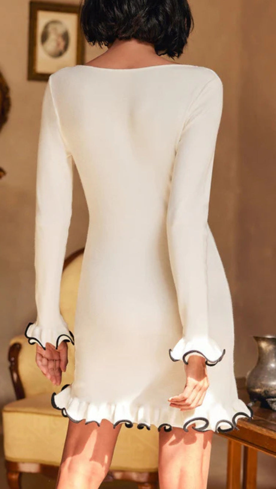 TIONNE LANGÄRMELIGES MINIKLEID AUS STRICK MIT RÜSCHEN IN WEISS