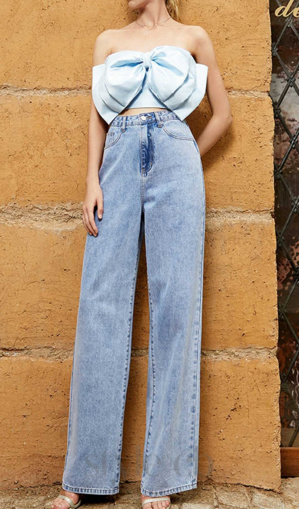 TRÄGERLOSES TOP MIT SCHLEIFE IN BLAU