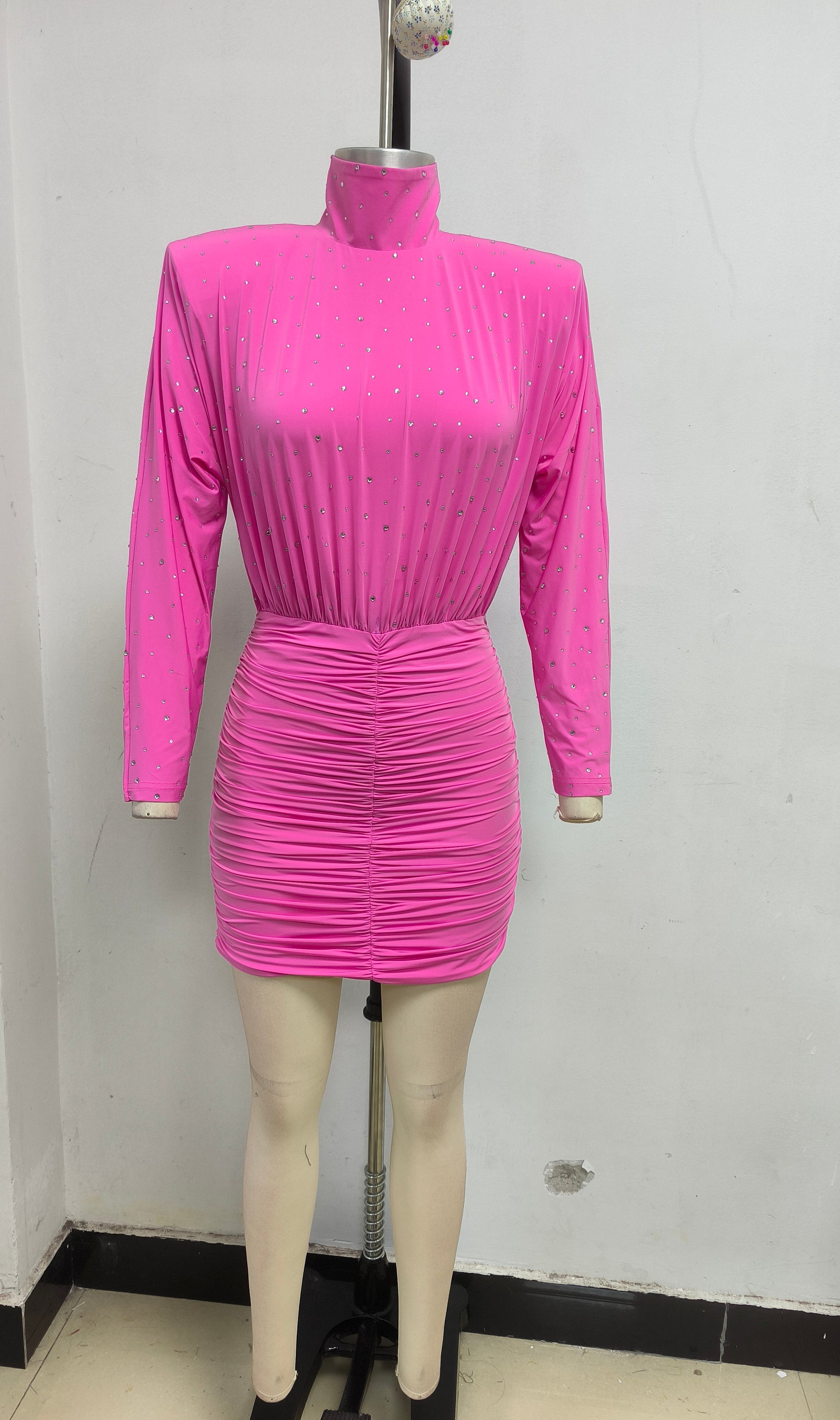 mini abito aderente con arricciature e cristalli rosa