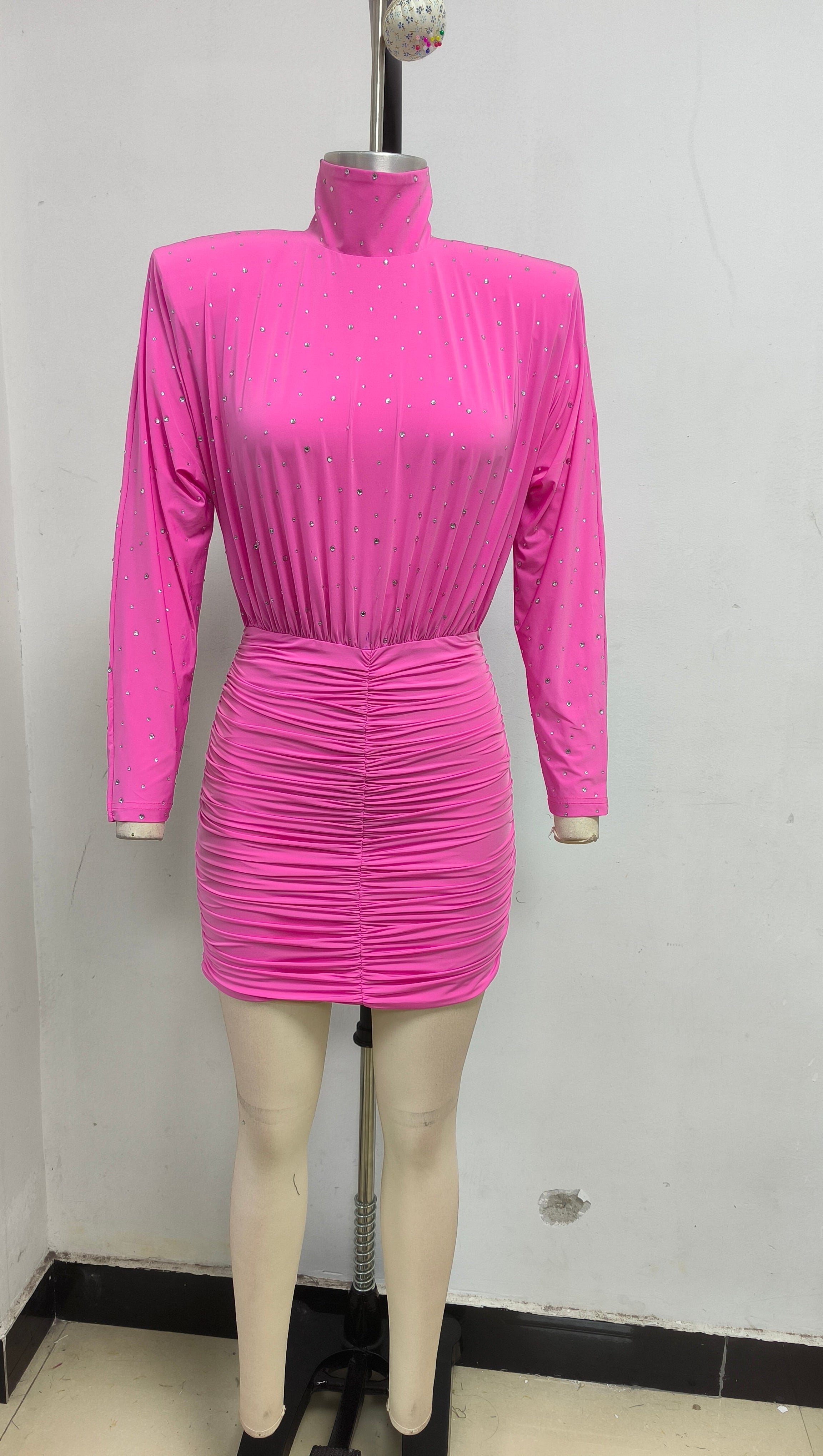 mini abito aderente con arricciature e cristalli rosa