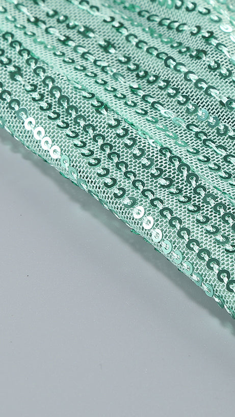 Glitzerndes, Paillettenbesetztes, gedrehtes, gerüschtes, hochgeschlitztes Unterkleid für den Abend