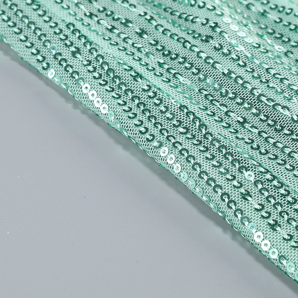 Glitzerndes, Paillettenbesetztes, gedrehtes, gerüschtes, hochgeschlitztes Unterkleid für den Abend
