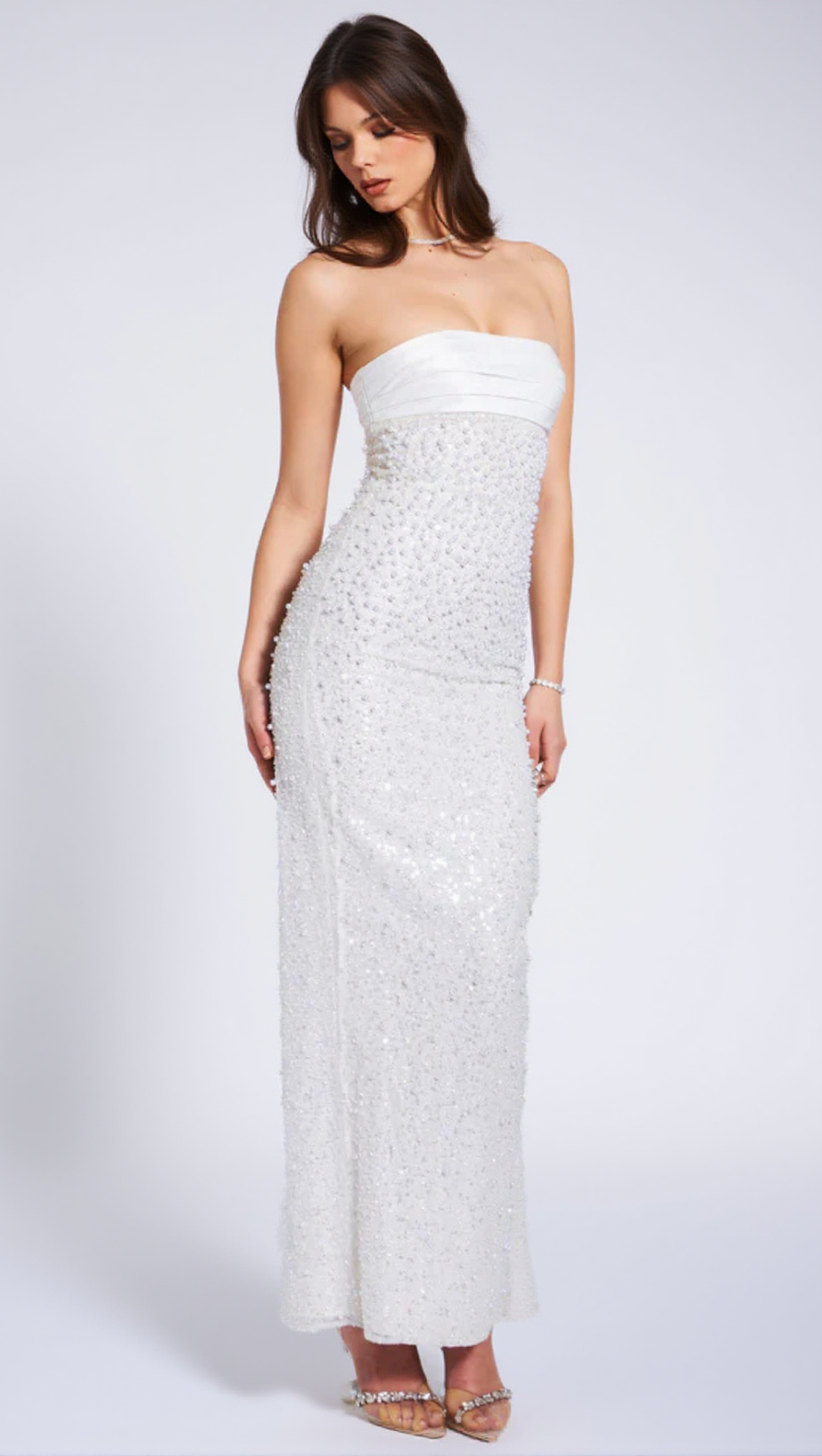 Weißes Maxikleid aus Satin mit Pailletten und Perlen