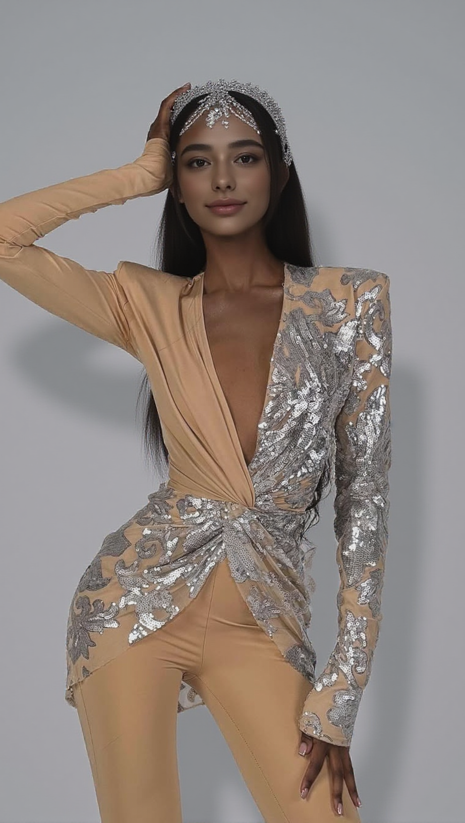 Langarm-Jumpsuit mit Pailletten in Sandsilber