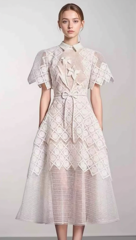 MIDIKLEID MIT STICKEREI IN WEISS