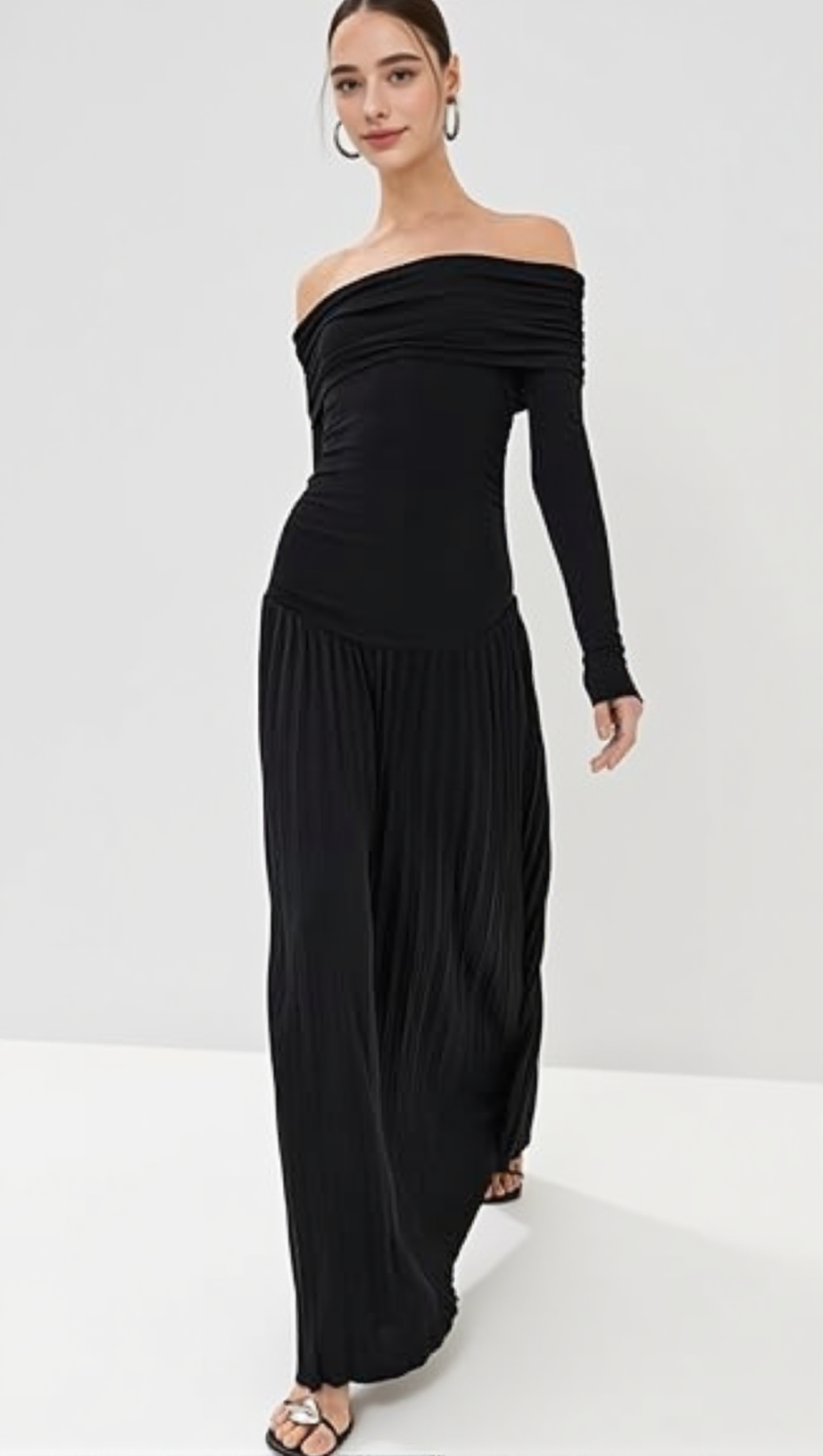 Sara – Figurbetontes, trägerloses, langärmliges Maxikleid in Schwarz