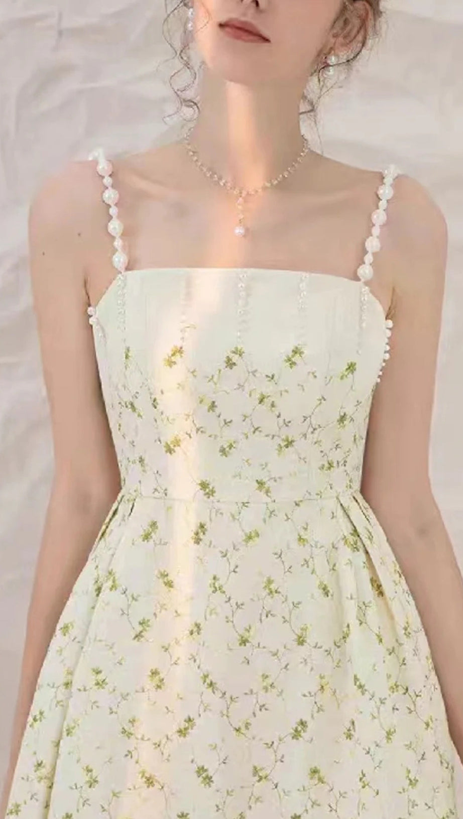 GRÜNES MIDIKLEID MIT PERLTRÄGERN UND DRUCK