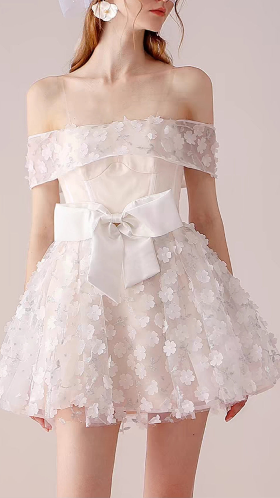 MINI ABITO MONOSPALLA FLOREALE CON FIOCCO E NODO IN BIANCO