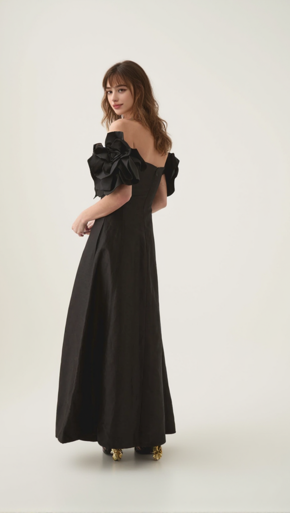 Etta – Trägerloses Midikleid mit Blumenmuster in Schwarz