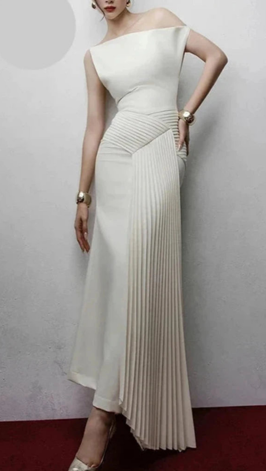 Elfenbeincremefarbenes, gerüschtes, drapiertes, asymmetrisches Maxikleid