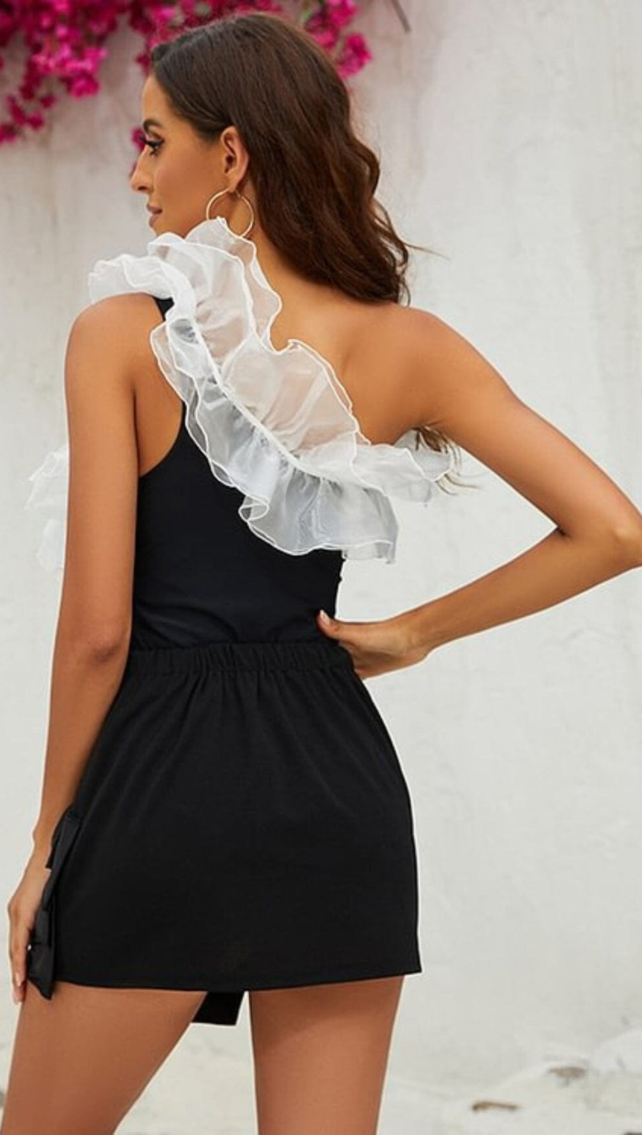 Einteiliger Badeanzug mit Rüschen und Nähten an einer Schulter