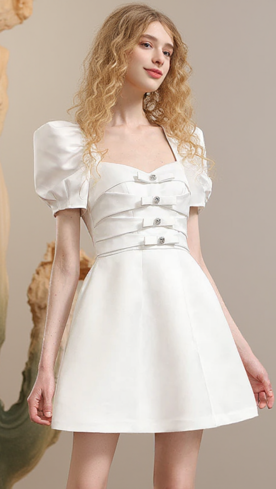 ABITO DA PRINCIPESSA CON MANICHE A SBUFFO E NASTRO, A LINEA A, IN BIANCO