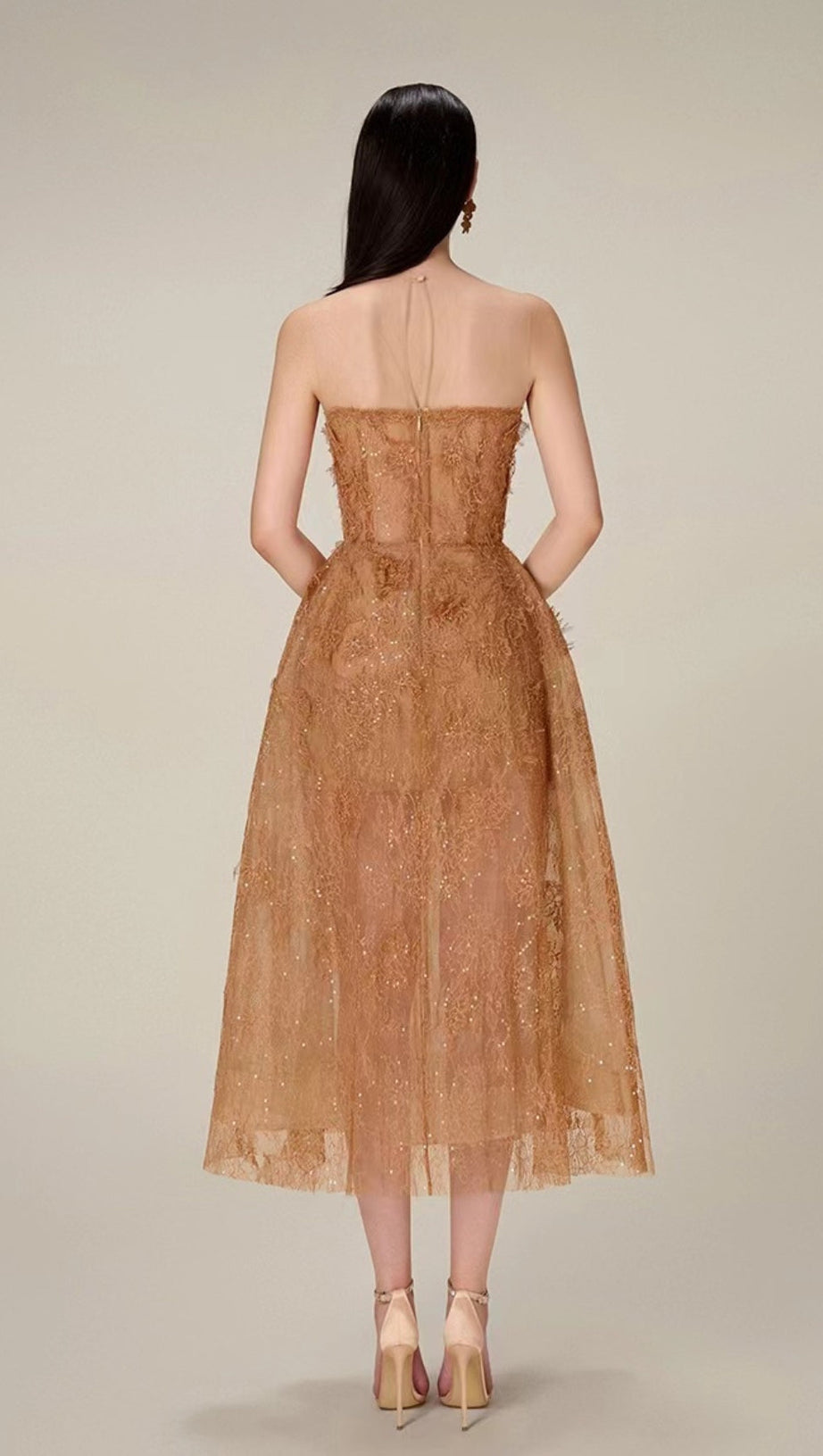 Karamellfarbenes Midikleid mit Blumenspitze und Stickerei