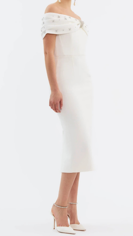 beulah – Schulterfreies Midikleid mit Perlenbesatz und Rautenmuster in Weiß 