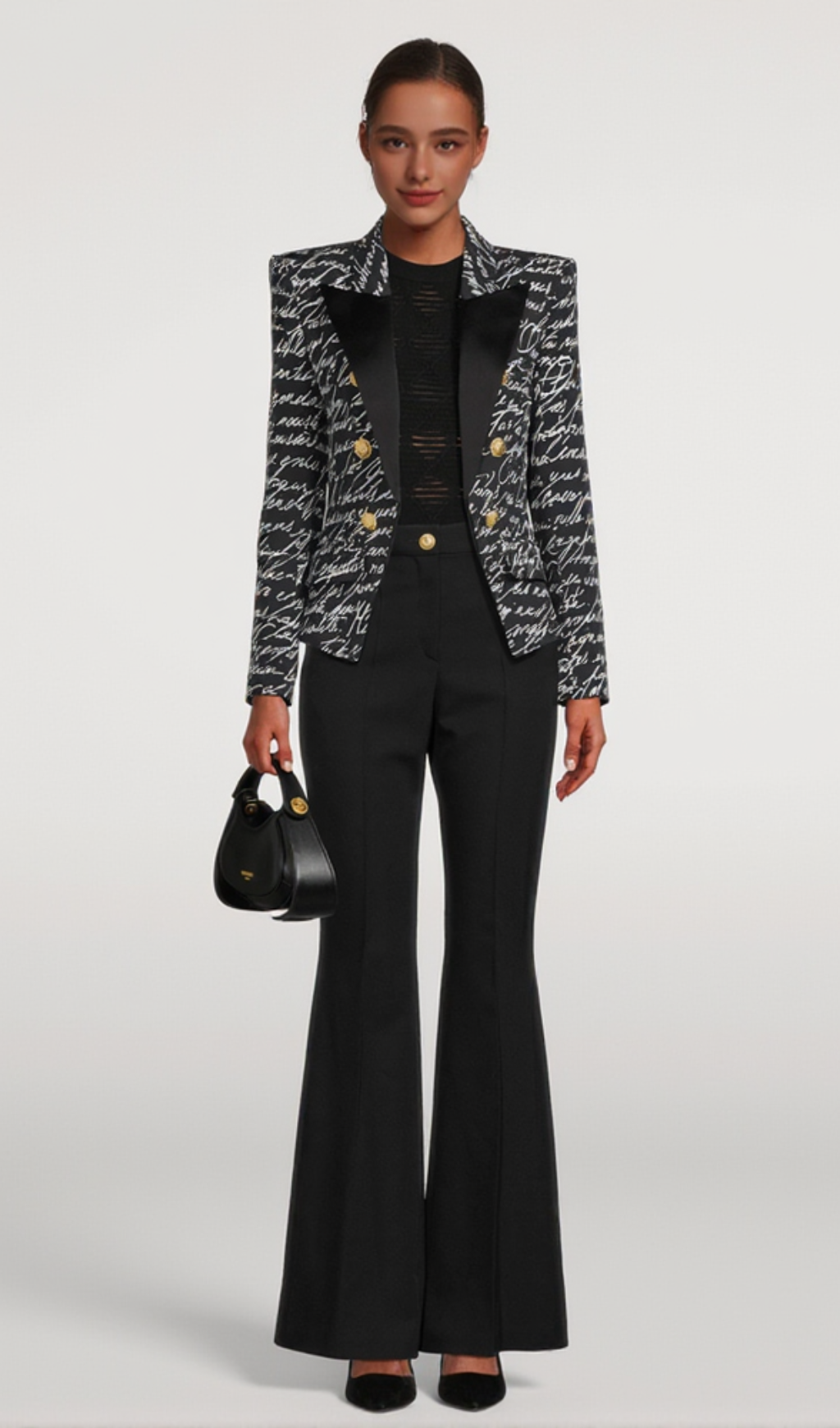 Schwarze Jacke mit Alphabet-Muster und einem Knopf 