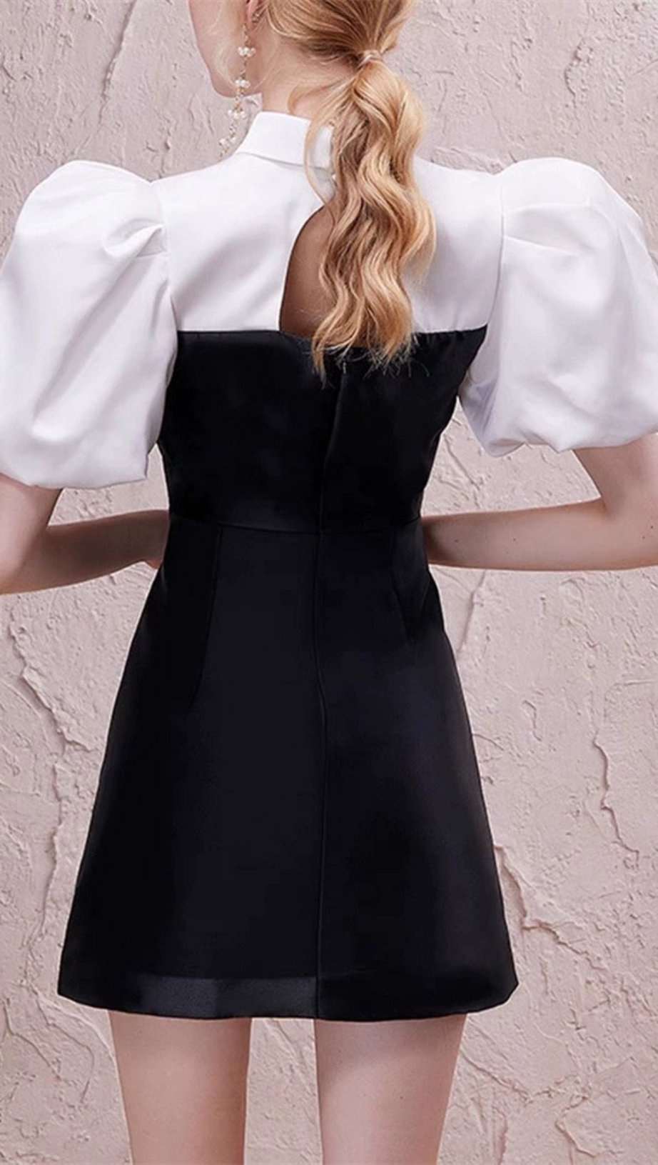 PUFF SLEEVE CUTOUT MINI DRESS IN BLACK