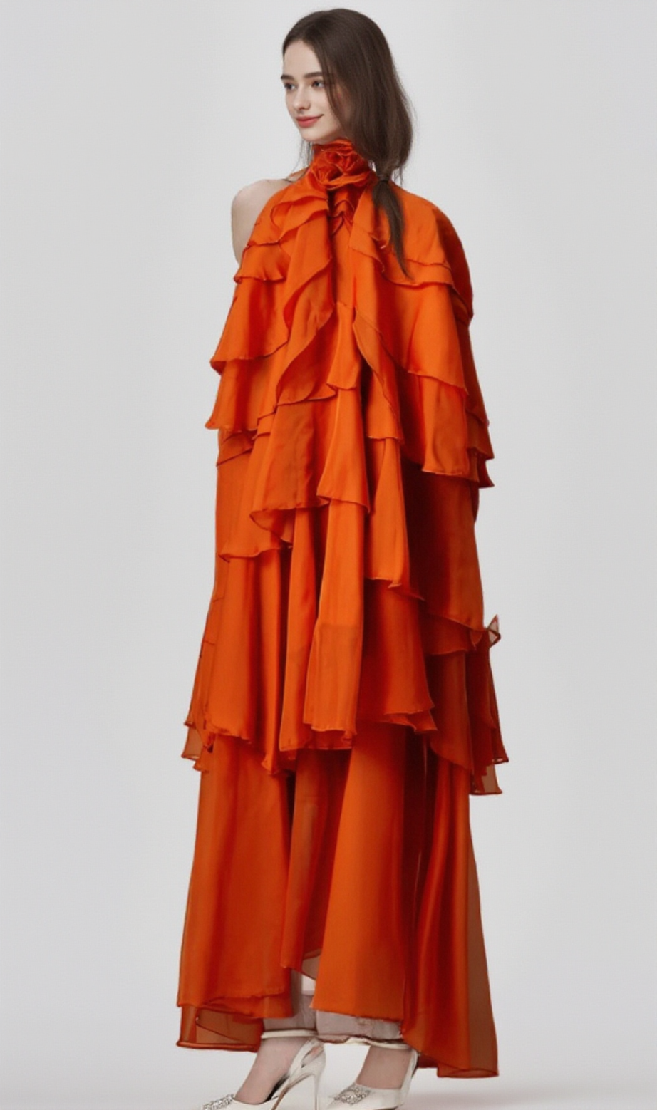 Carrie – Orangefarbenes Neckholder-Maxikleid mit Volant 
