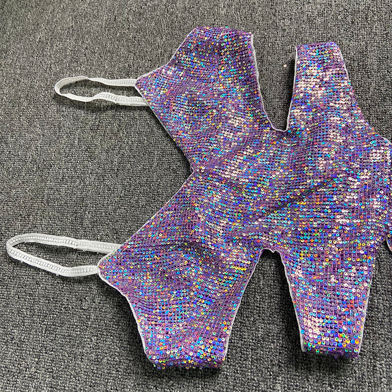 MIDIKLEID MIT PAILLETTEN UND AUSSCHNITT