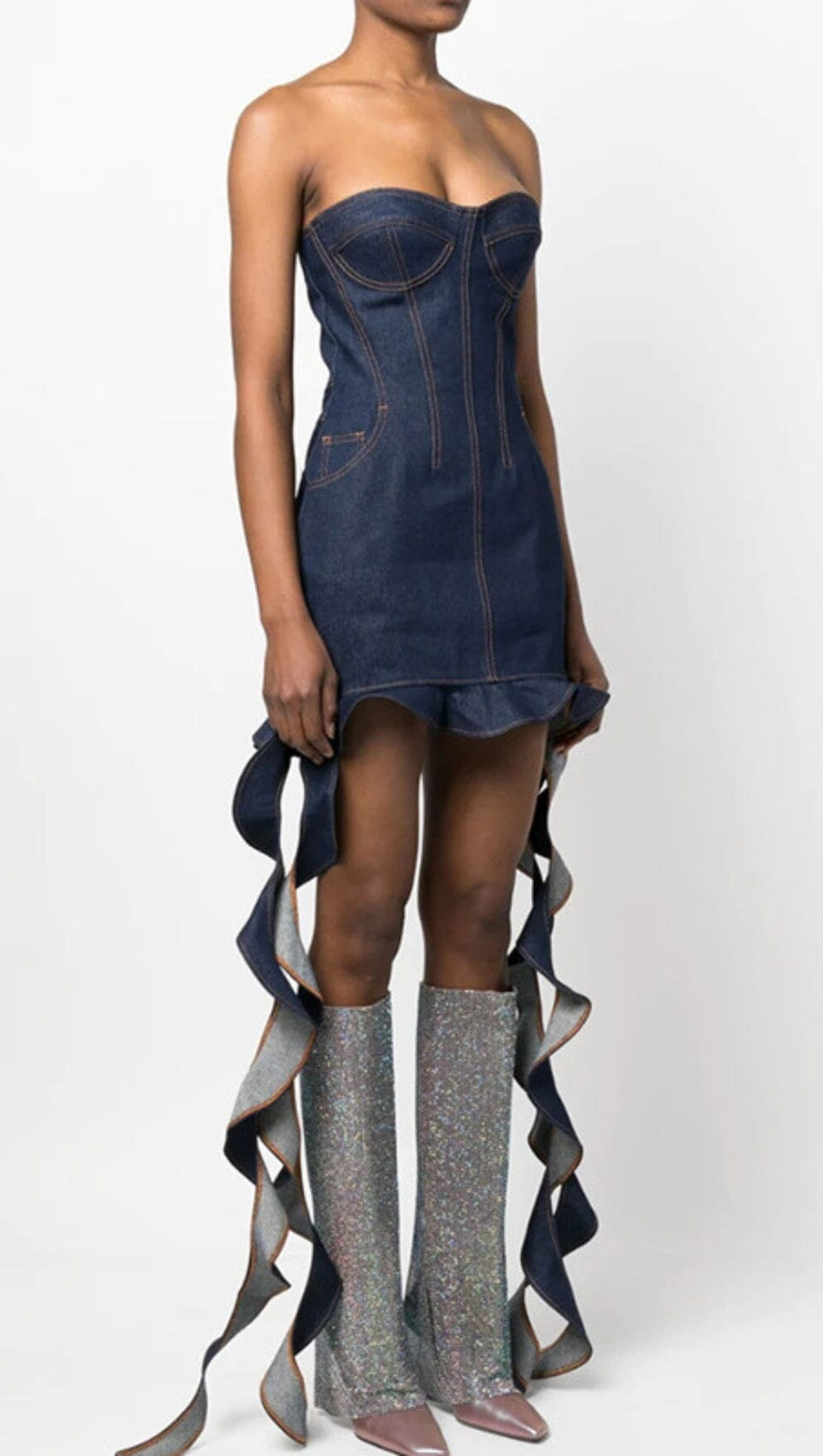 TRÄGERLOSES, DRAPIERTES DENIMKLEID MIT RÜSCHEN