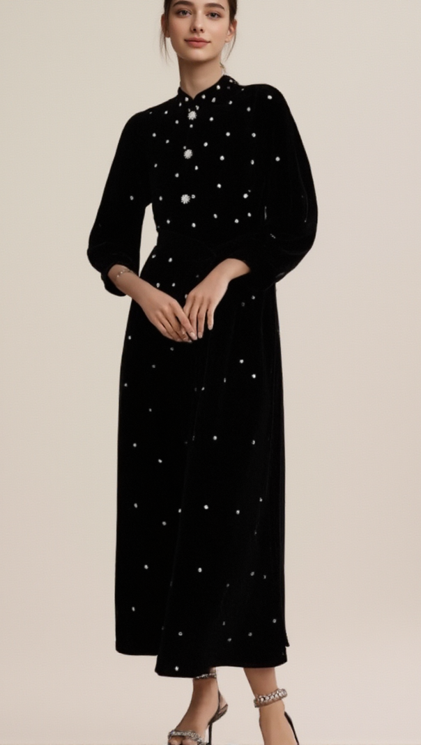 Lola – Schwarzes, verziertes Midikleid aus Samt 