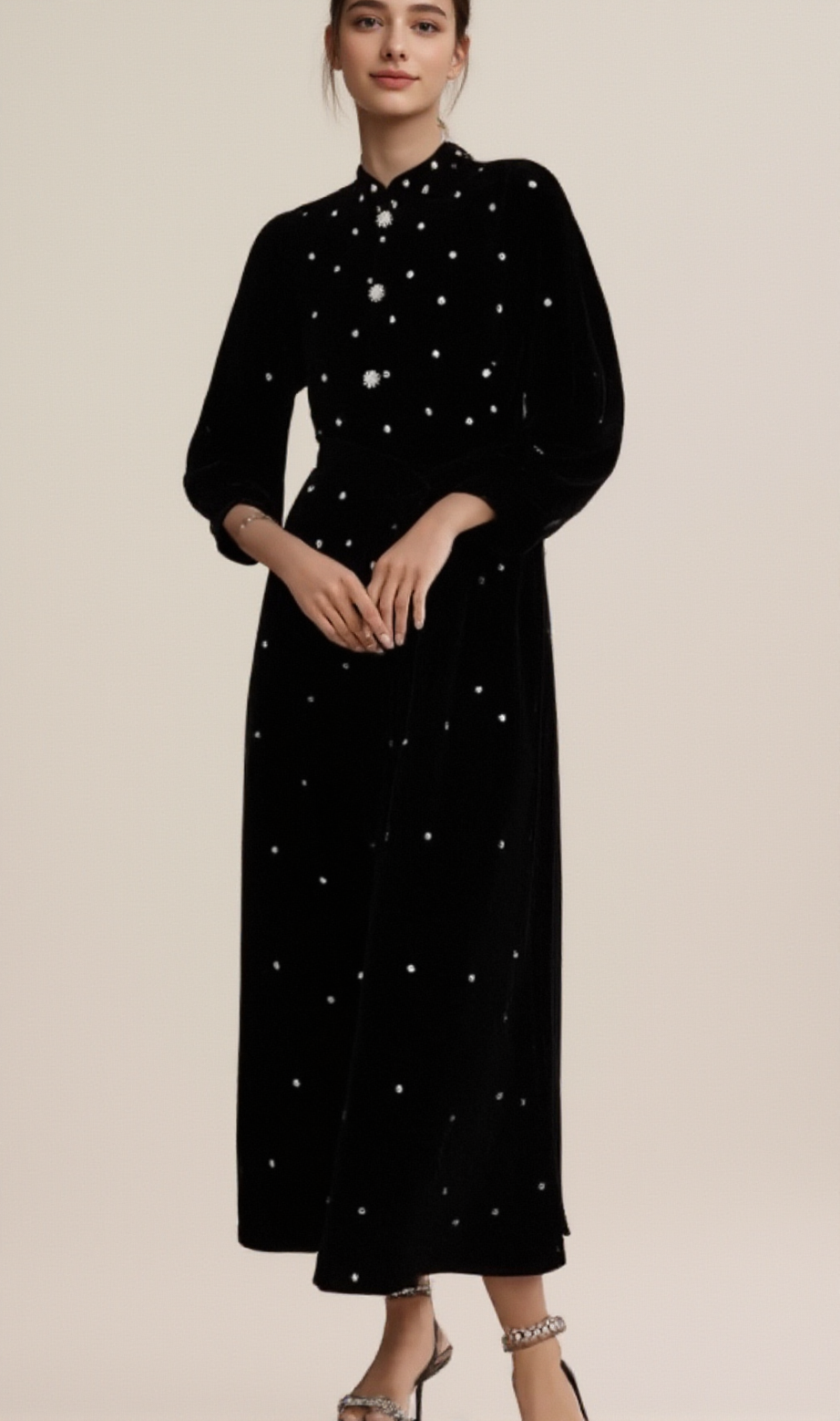 Lola – Schwarzes, verziertes Midikleid aus Samt 