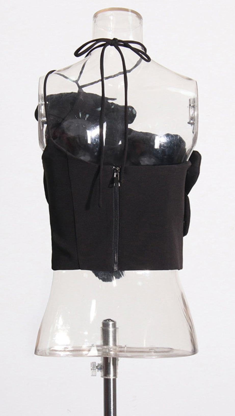 Weißes, bauchfreies Oberteil mit Blumenmotiv „Andia“