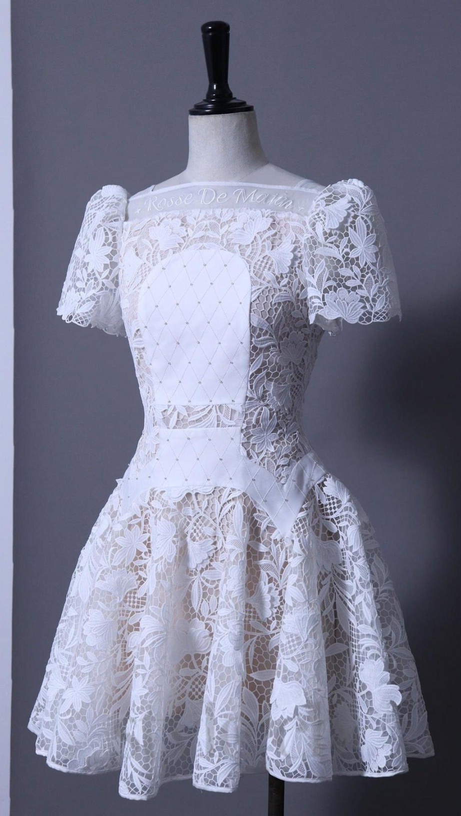 Minikleid mit Spitzenärmeln und Hohlsaum in Weiß