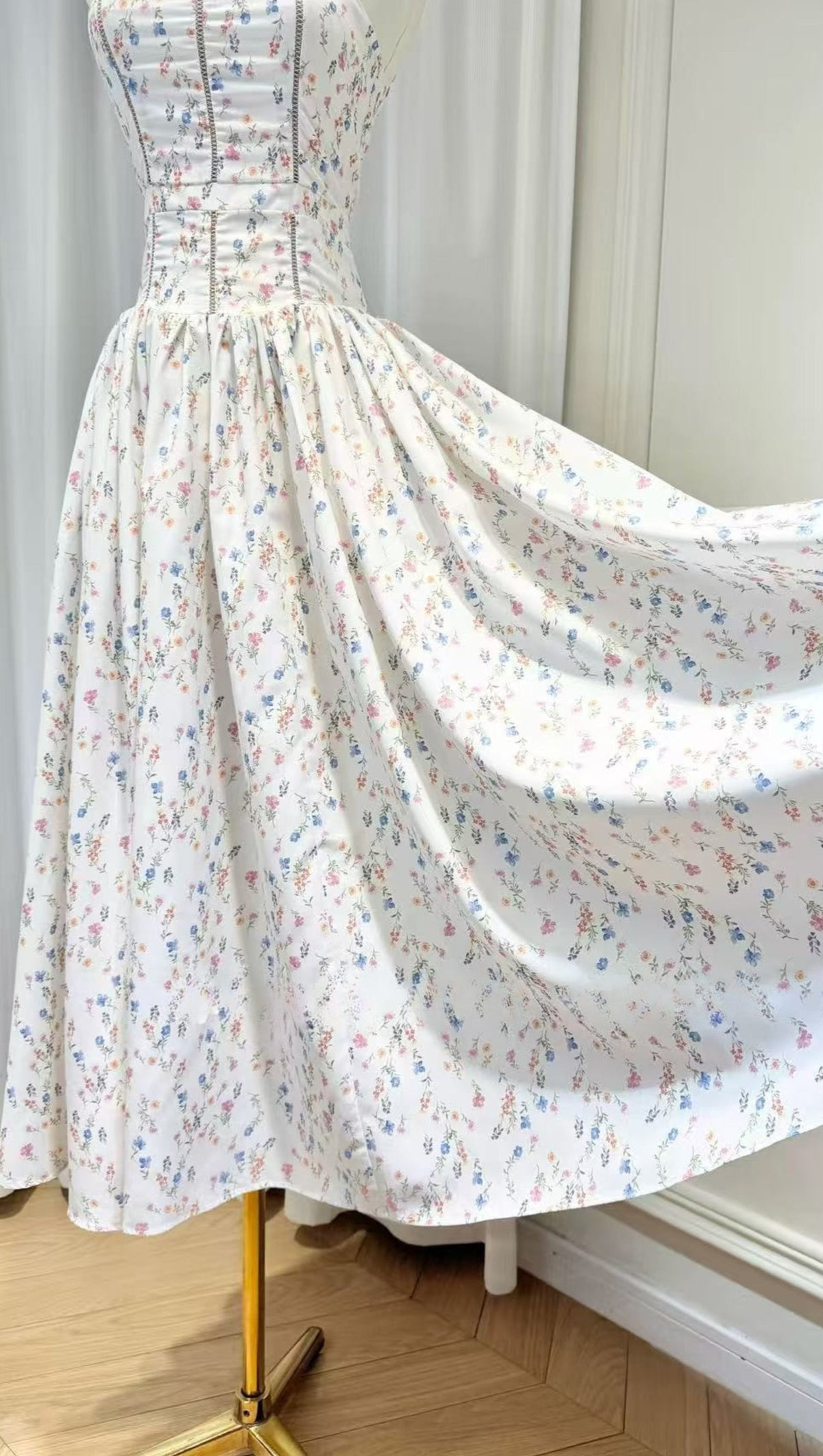 AIIZIE TASMIN MIDI DRESS - WHITE FLORAL - product image
