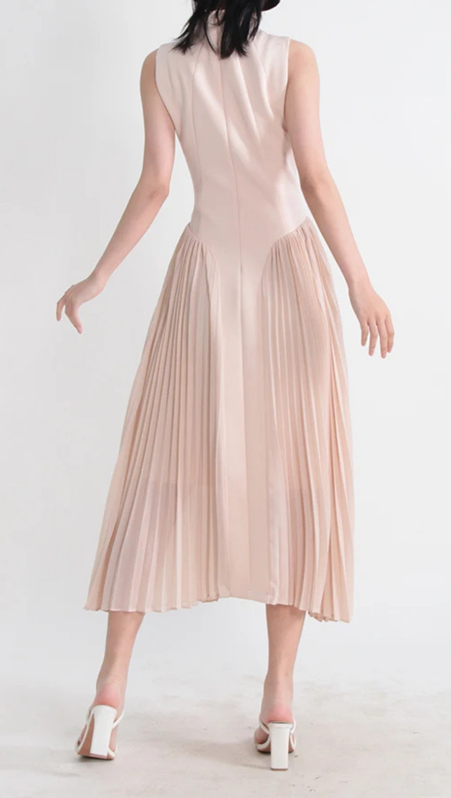 ÄRMELLOSES MIDIKLEID AUS STRICK MIT FÄLLEN IN APRICOT