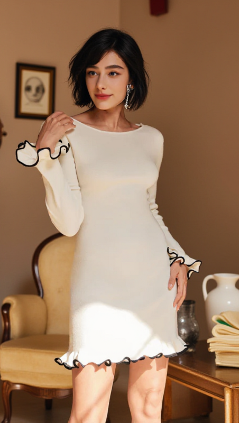 TIONNE LANGÄRMELIGES MINIKLEID AUS STRICK MIT RÜSCHEN IN WEISS