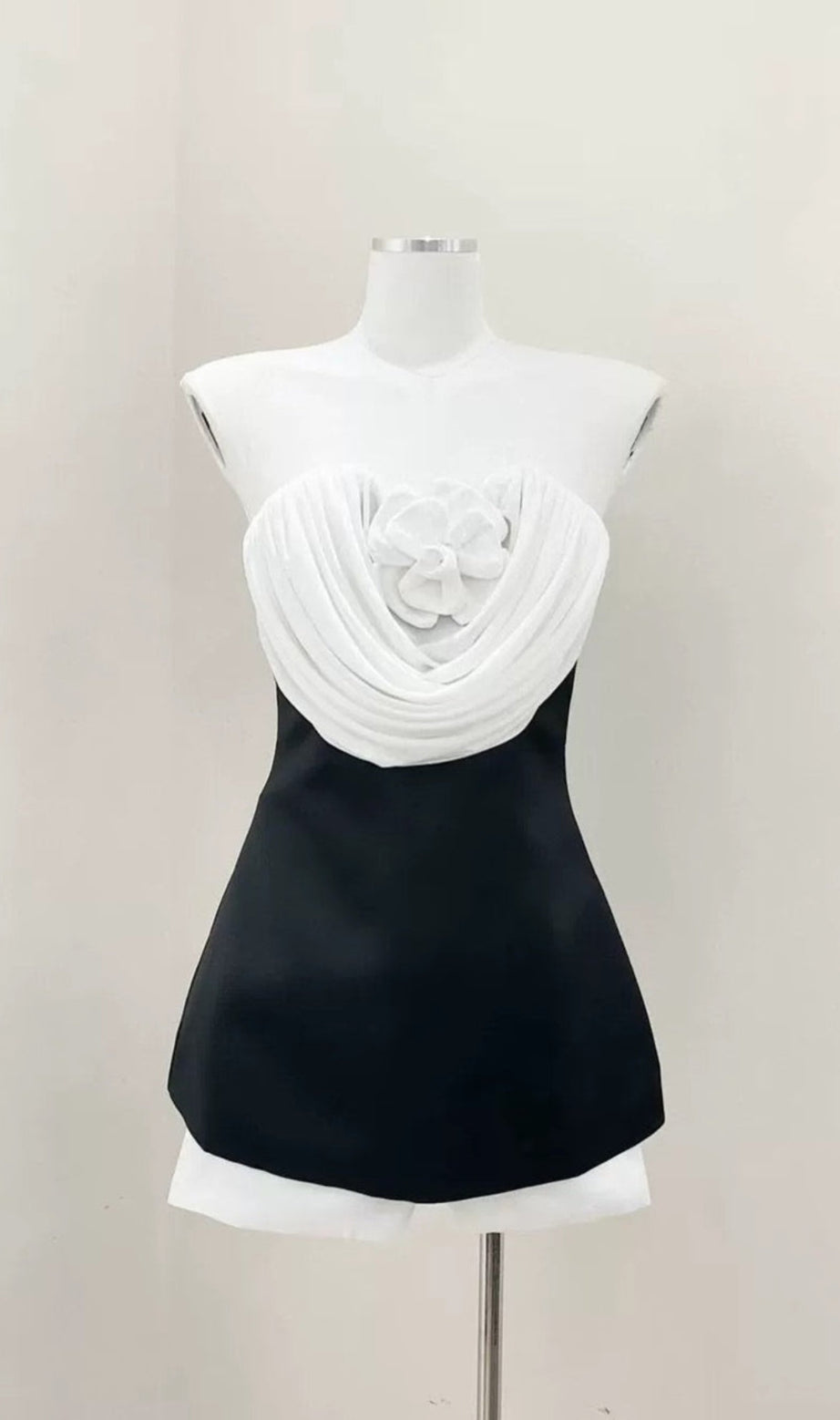 Verna – Trägerloses Minikleid mit Blumenverzierung in Schwarz