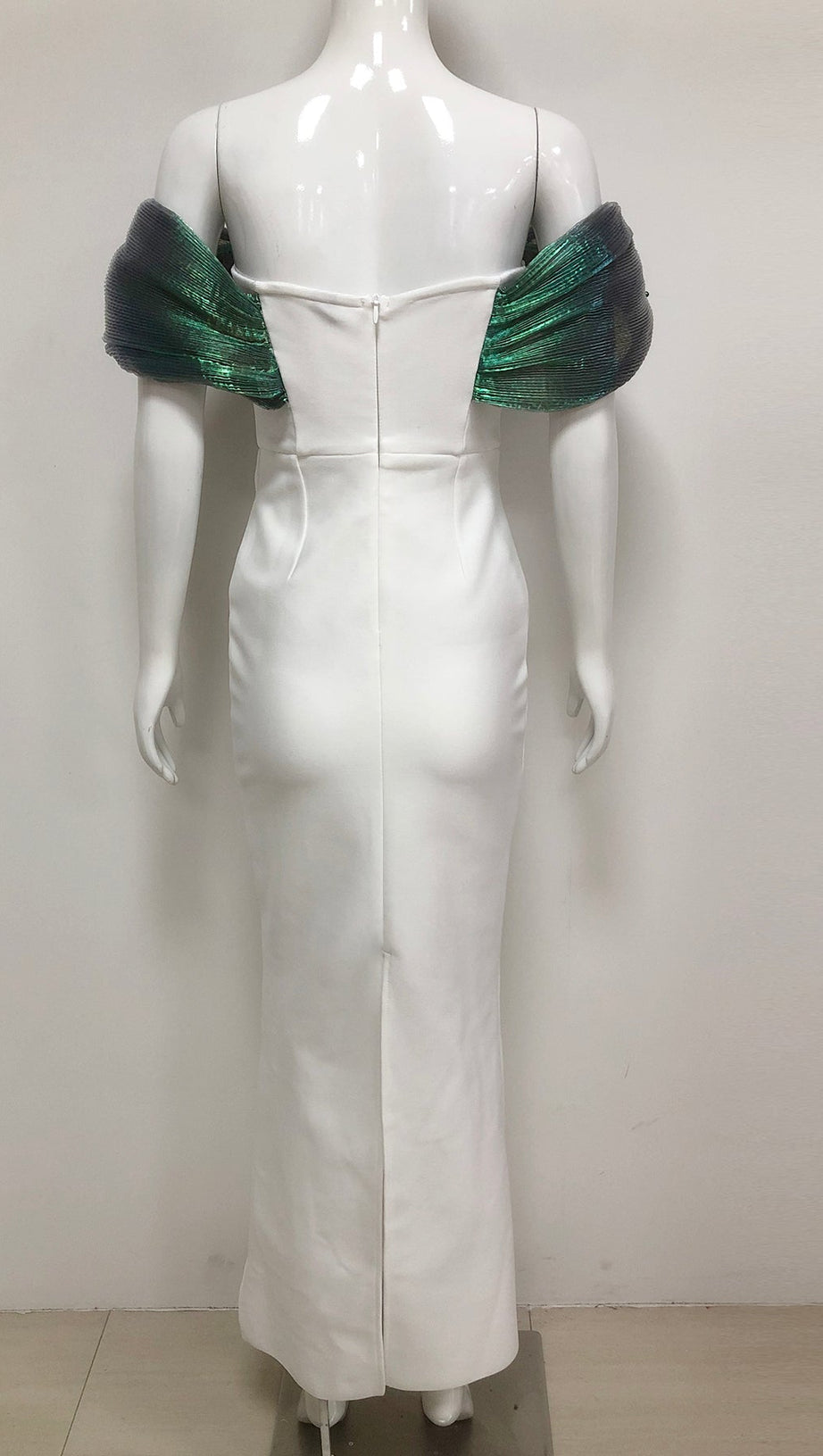 Schulterfreies, figurbetontes Maxikleid mit Perlenverzierung in Grün