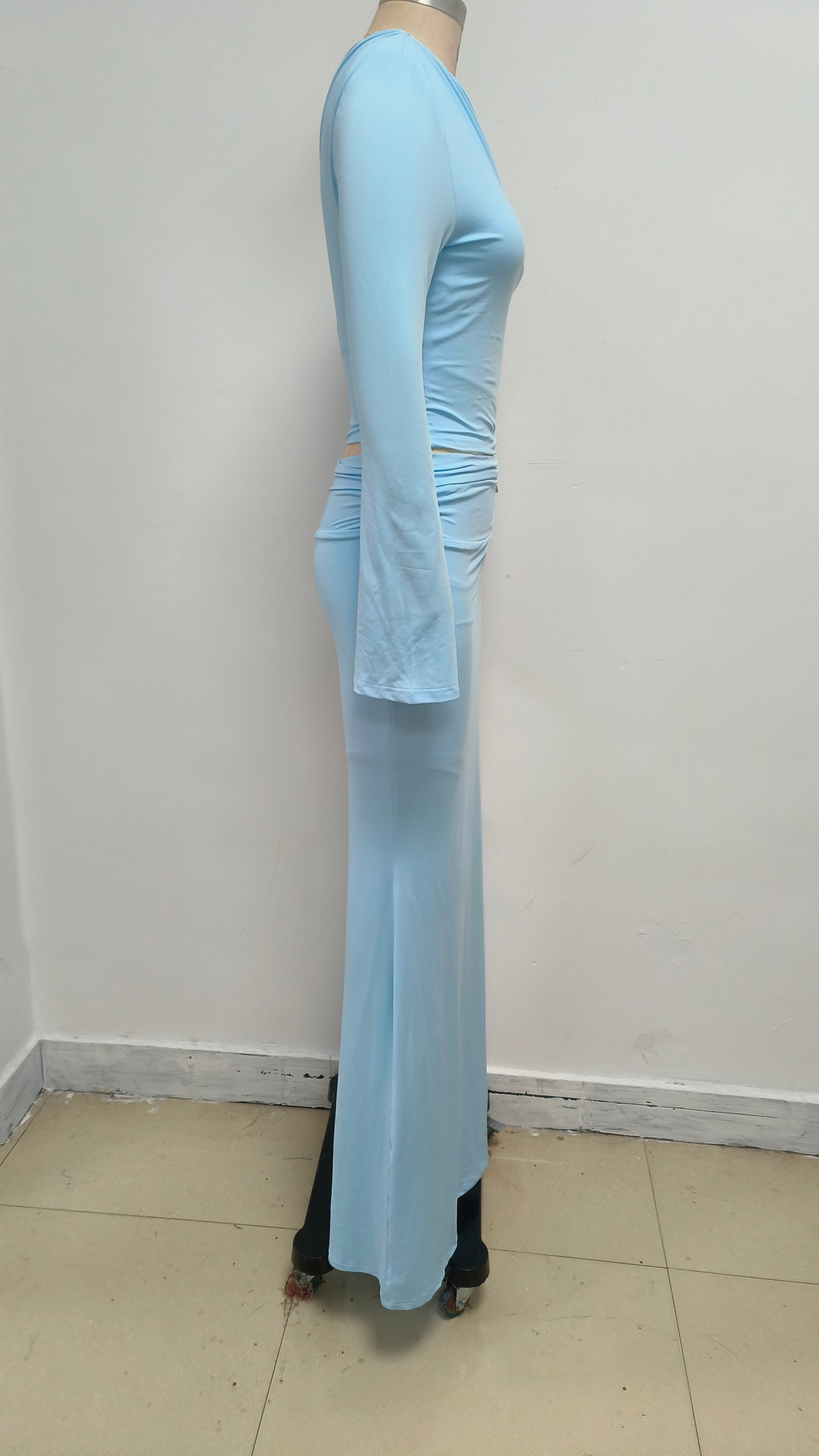 Blauer Anzug mit schrägem Kragen und hoher Taille und schmalem, langem Rock 