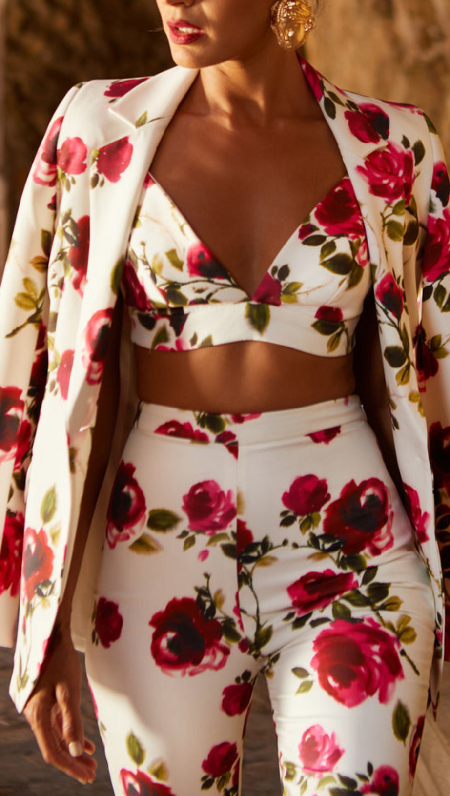 Bedrucktes Langarmhemd, Hosenträgerhose, Anzug