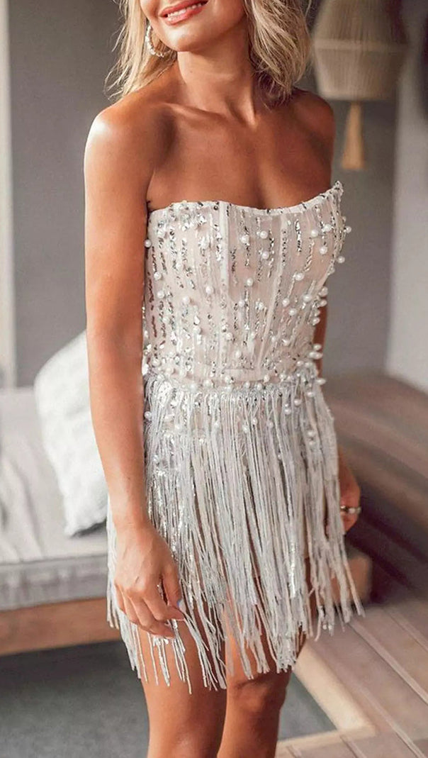 Silbernes Minikleid mit Perlen-Pailletten-Quaste