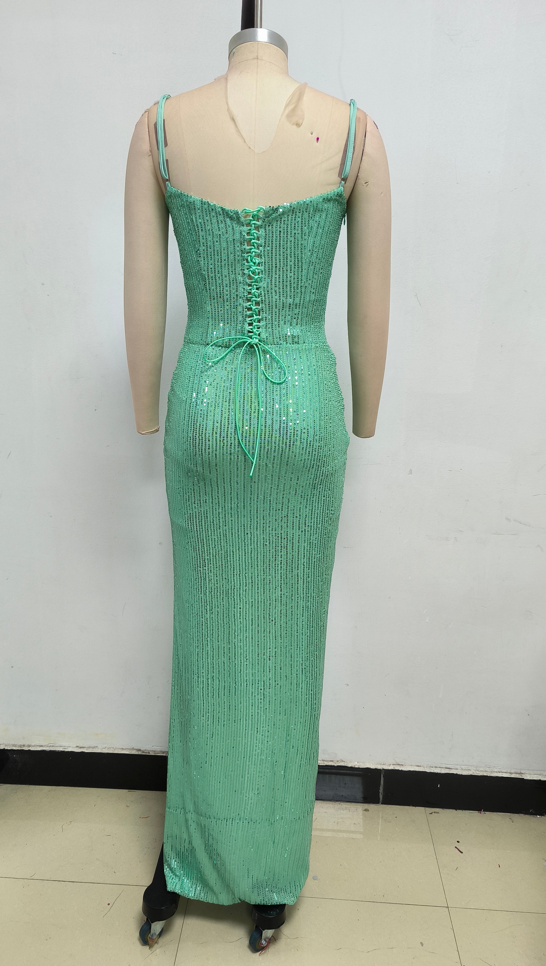 Glitzerndes, Paillettenbesetztes, gedrehtes, gerüschtes, hochgeschlitztes Unterkleid für den Abend