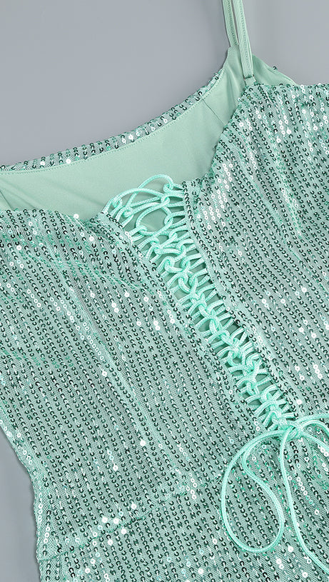 Glitzerndes, Paillettenbesetztes, gedrehtes, gerüschtes, hochgeschlitztes Unterkleid für den Abend