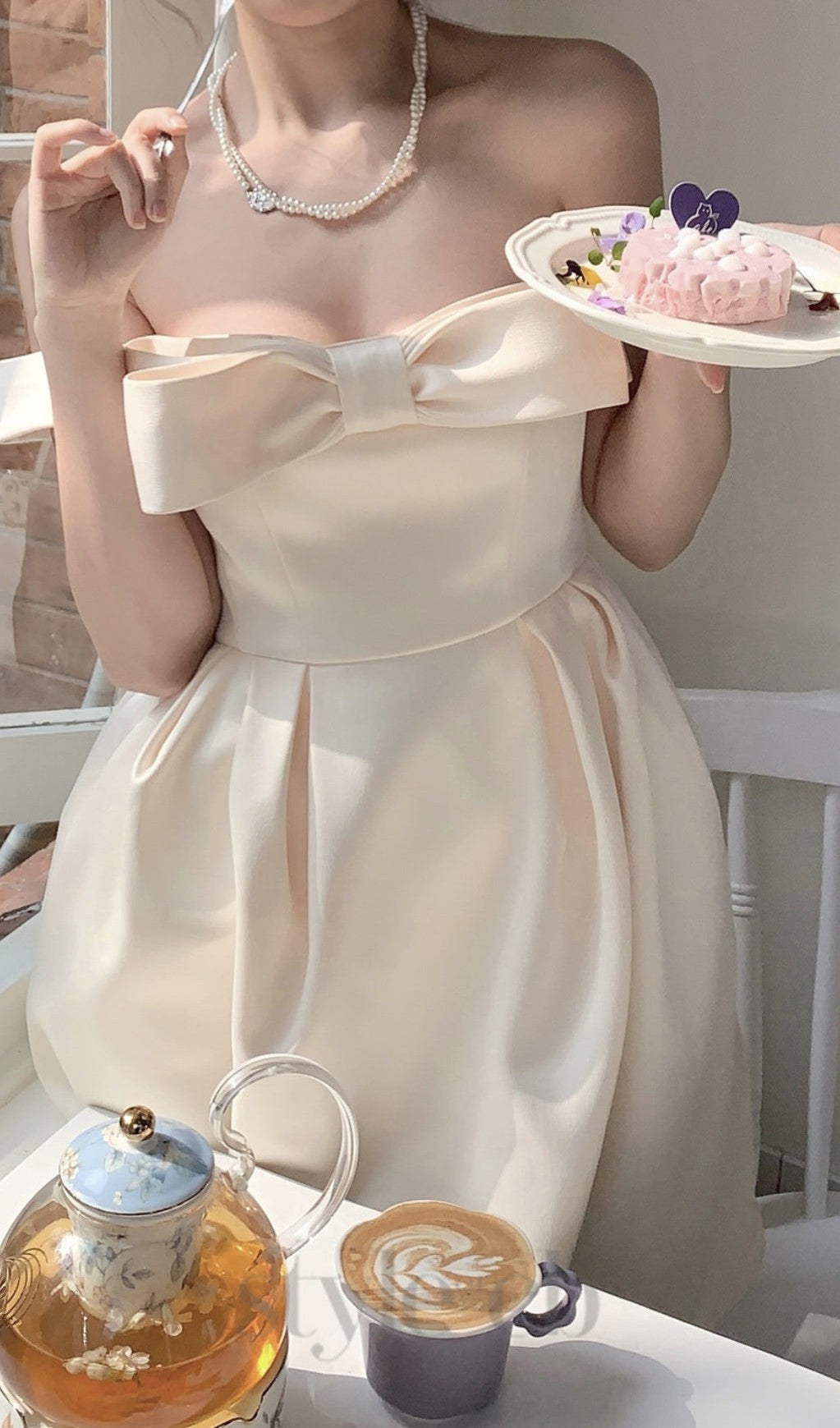 Minikleid mit Schleife in Beige