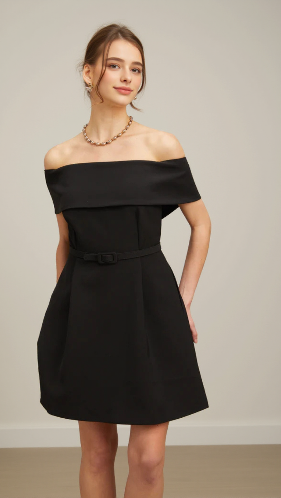 MINI ABITO NERO A TRAPEZIO CON CINTURA E SPALLE SCOPERTE