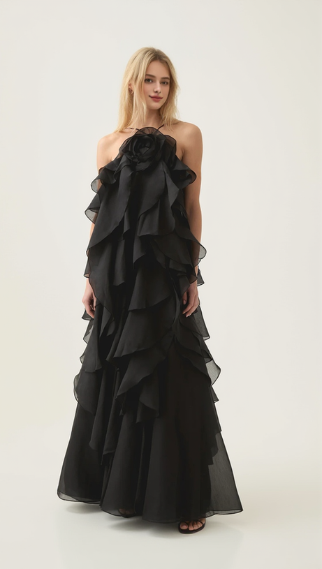 Caysie – Neckholder-Maxikleid mit floralem Rüschenmuster in Schwarz