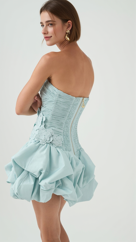 Moira – Trägerloses, bauschiges Minikleid mit Blumenmuster in Blau