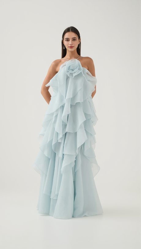 Caysie – Neckholder-Maxikleid mit floralem Rüschenmuster in Blau