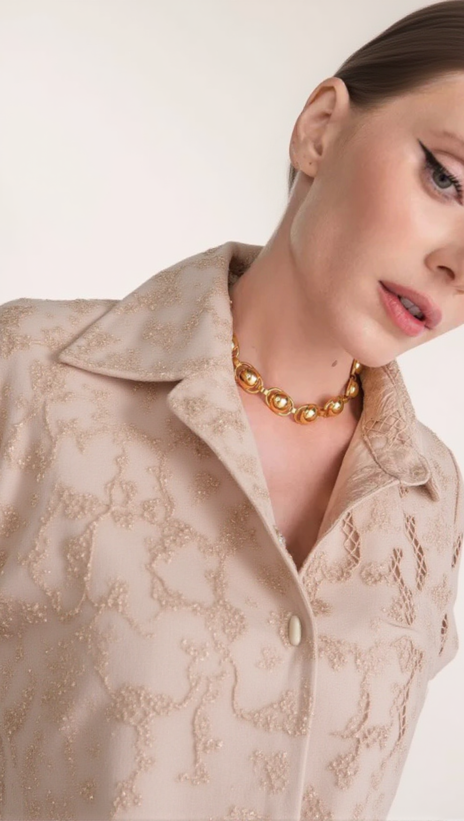 Completo con gonna midi in rete guipure corta color albicocca