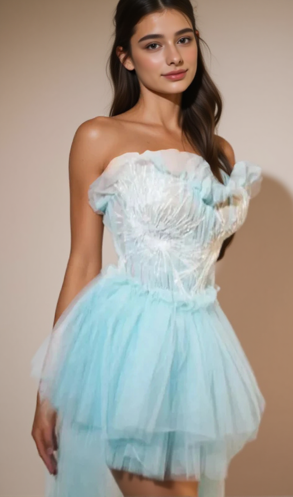 Kalene – Trägerloses Tüllkleid mit Rüschen in Blau