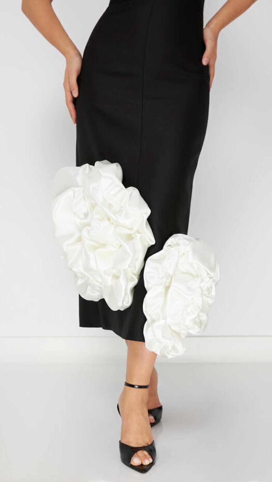 MIDIKLEID MIT BLUMENSAUM IN SCHWARZ