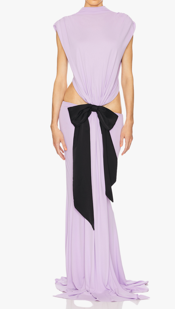 Bernice – Rückenfreies Maxikleid mit Schleifenaufnäher in Lila